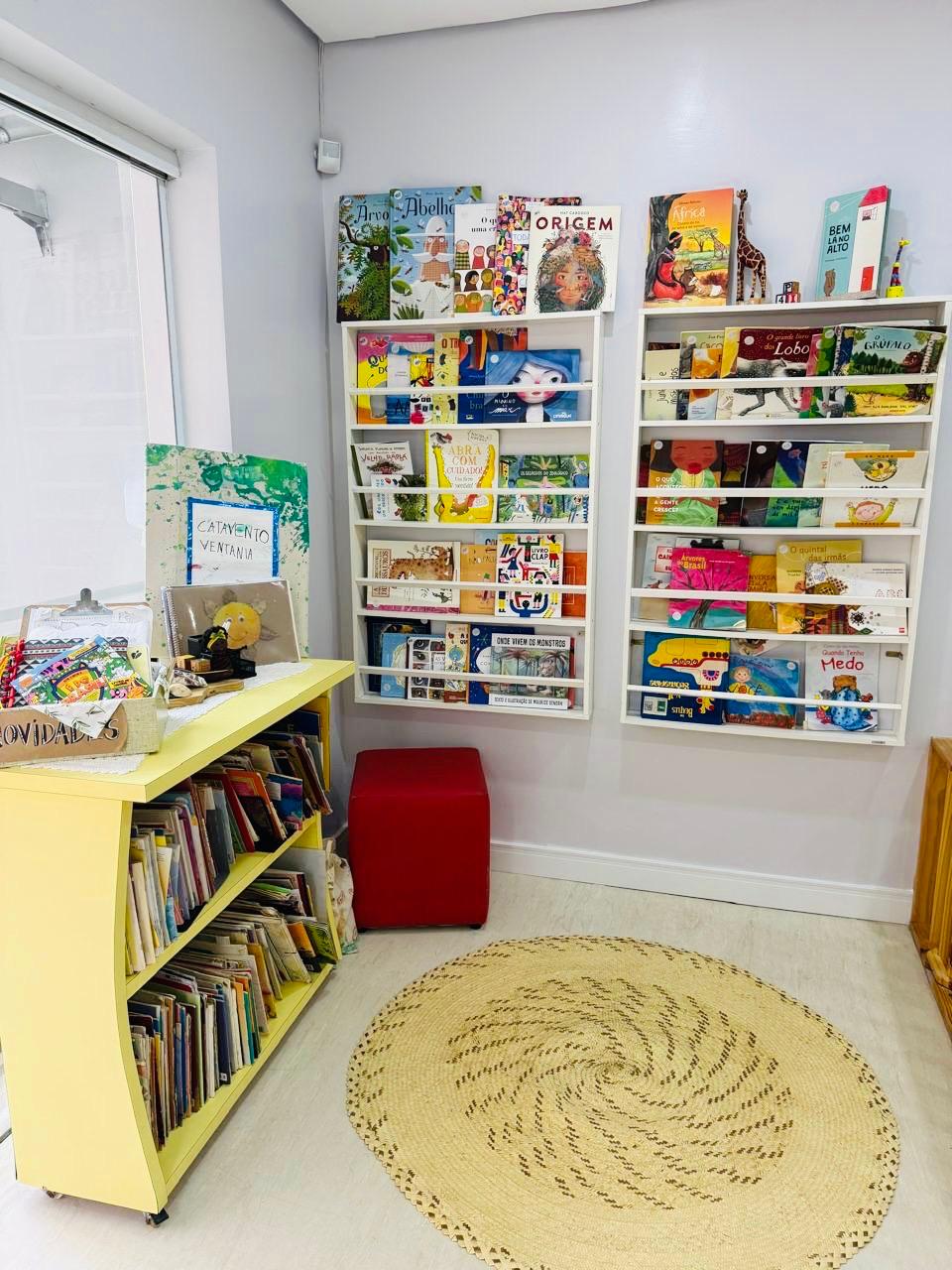 Espaço de leitura com estantes de livros