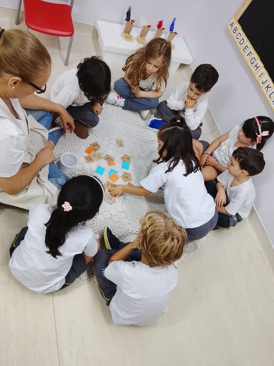 Crianças em roda na sala de aula