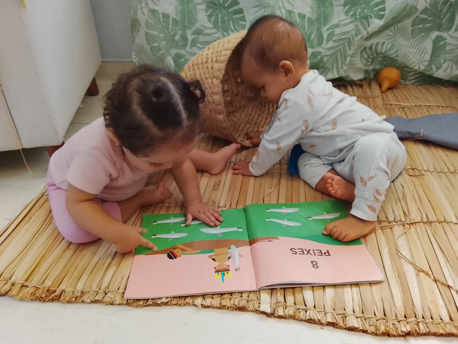 Bebês explorando um livro na Ápice