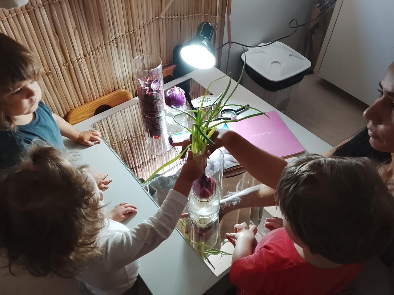 Crianças em experiência científica